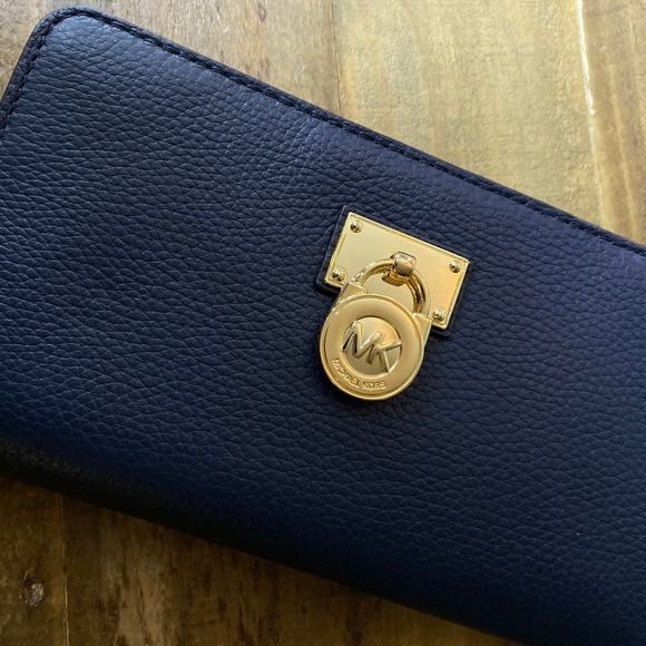 Michael Kors Hamilton Large Zip Wallet Navy - Picture 3 of 8